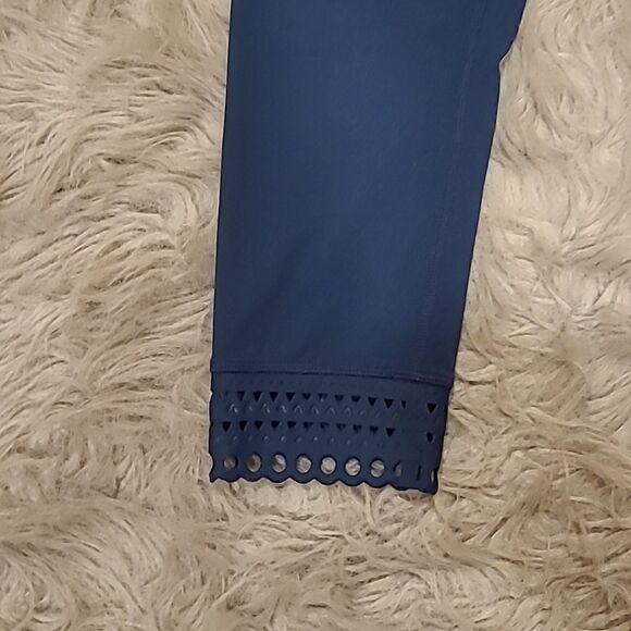 Zella womens navy blue capris with detailed bottoms size medium - Picture 5 of 7